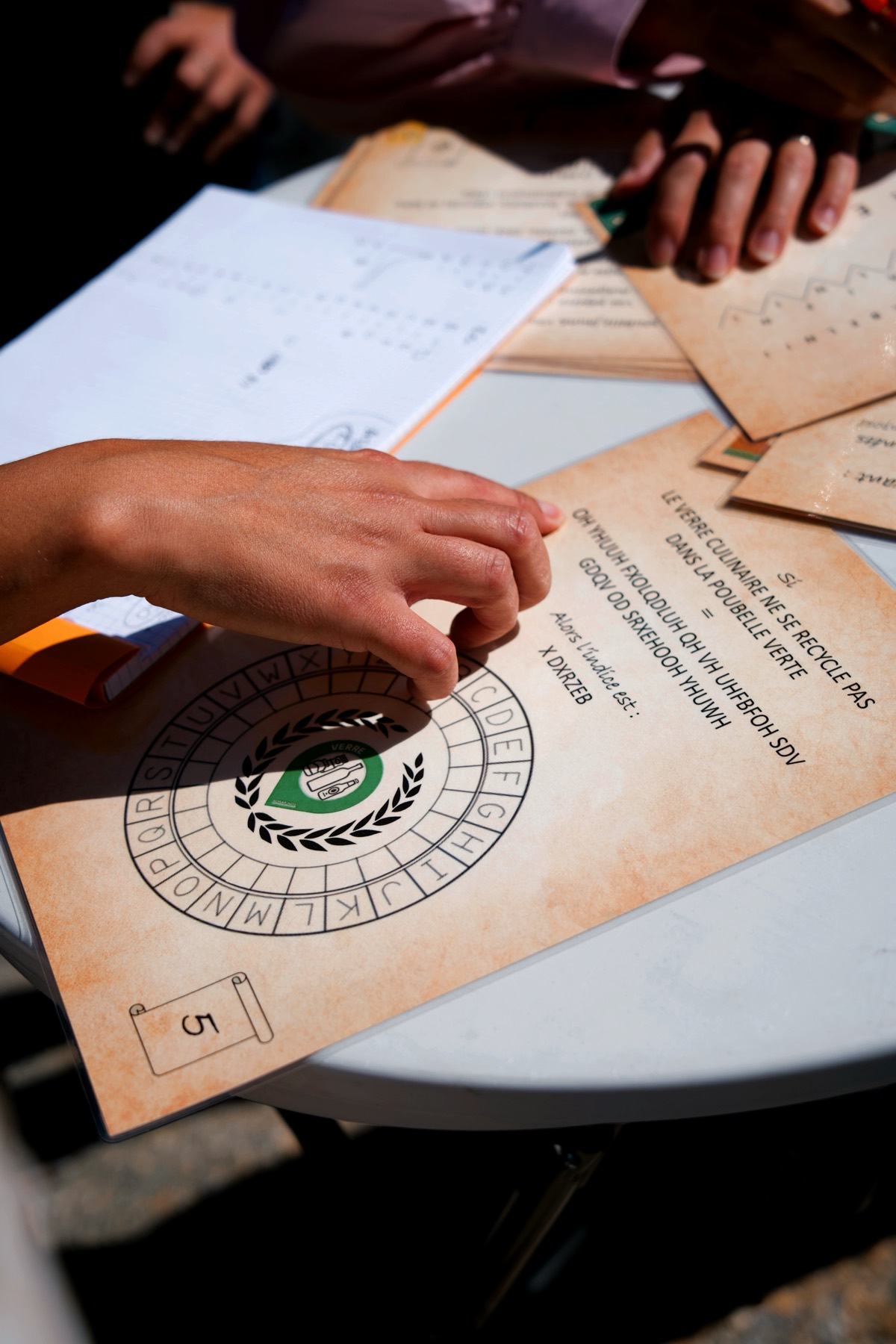 Un joueur déchiffre une roue de code sur un document de jeu